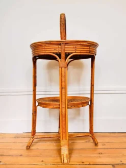 Table 1900 en osier ornée d’une anse