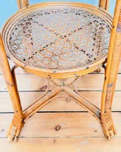 Table 1900 en osier ornée d’une anse