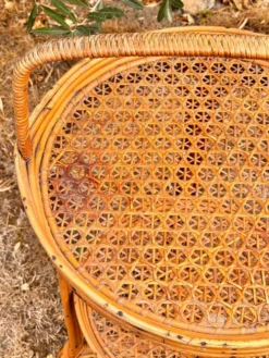 Table 1900 en osier ornée d’une anse