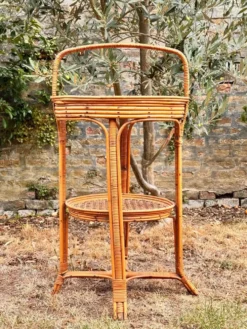 Table 1900 en osier ornée d’une anse