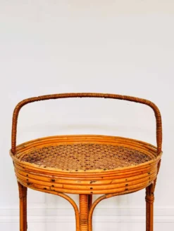Table 1900 en osier ornée d’une anse