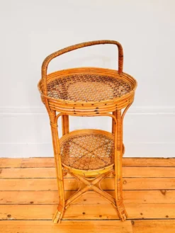 Table 1900 en osier ornée d’une anse
