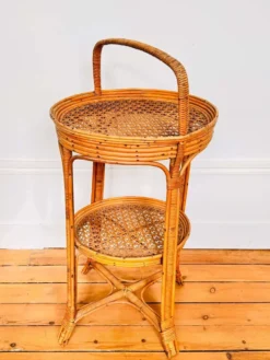 Table 1900 en osier ornée d’une anse