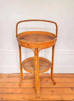Table 1900 en osier ornée d’une anse