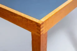 Table en pin avec plateau recouvert de linoléum