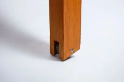 Table en pin avec plateau recouvert de linoléum