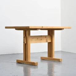 Table en pin massif, Les Arcs, France.