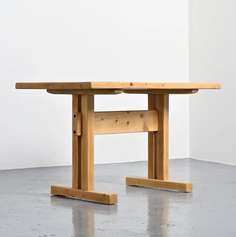 Table en pin massif, Les Arcs, France.