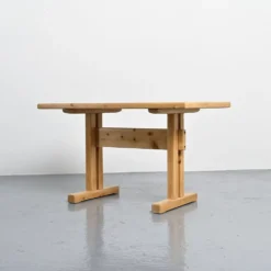 Table en pin massif, Les Arcs, France.
