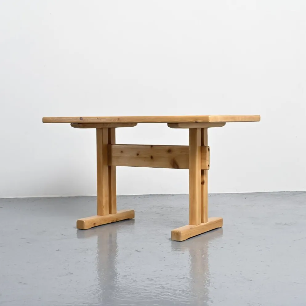 Table en pin massif, Les Arcs, France.