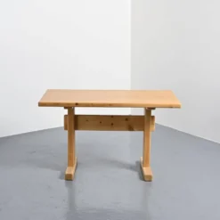 Table en pin massif, Les Arcs, France.