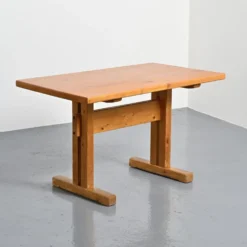 Table en pin sélectionnée par Charlotte Perriand pour Les Arcs, France, circa 1970