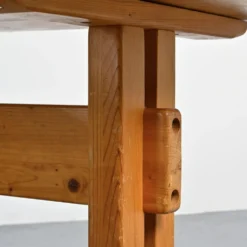 Table en pin sélectionnée par Charlotte Perriand pour Les Arcs, France, circa 1970