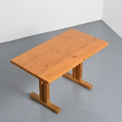 Table en pin sélectionnée par Charlotte Perriand pour Les Arcs, France, circa 1970