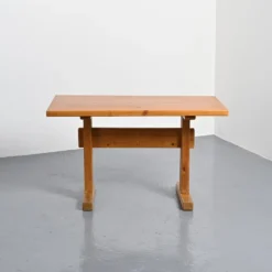 Table en pin sélectionnée par Charlotte Perriand pour Les Arcs, France, circa 1970