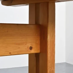 Table en pin sélectionnée par Charlotte Perriand pour Les Arcs, France, circa 1970