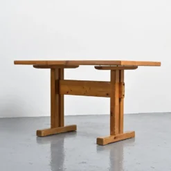Table en pin sélectionnée par Charlotte Perriand pour Les Arcs, France, circa 1970