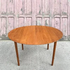 Table en teck massif de Peter Hvidt pour Soborg, 1956