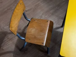 Table et chaise d’école petite enfance vintage