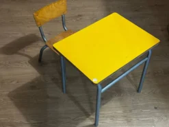 Table et chaise d’école petite enfance vintage