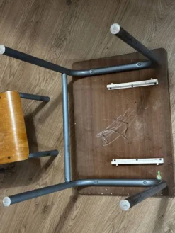 Table et chaise d’école petite enfance vintage