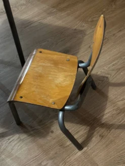 Table et chaise d’école petite enfance vintage