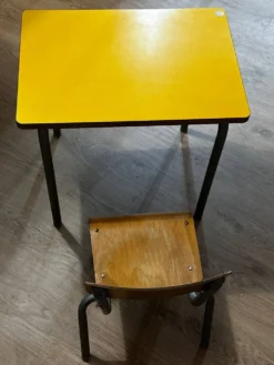 Table et chaise d’école petite enfance vintage