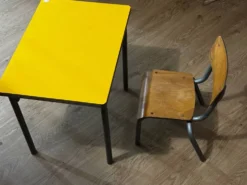 Table et chaise d’école petite enfance vintage