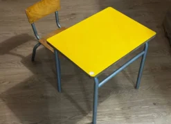 Table et chaise d’école petite enfance vintage