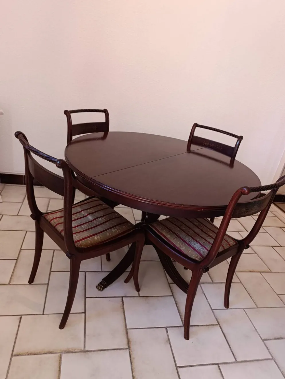 Table et chaises en bois d'acajou