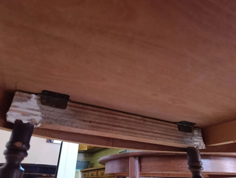Table et chaises en bois d'acajou
