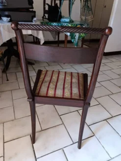 Table et chaises en bois d'acajou