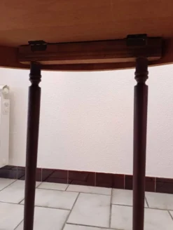 Table et chaises en bois d'acajou