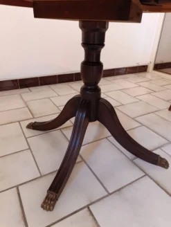 Table et chaises en bois d'acajou