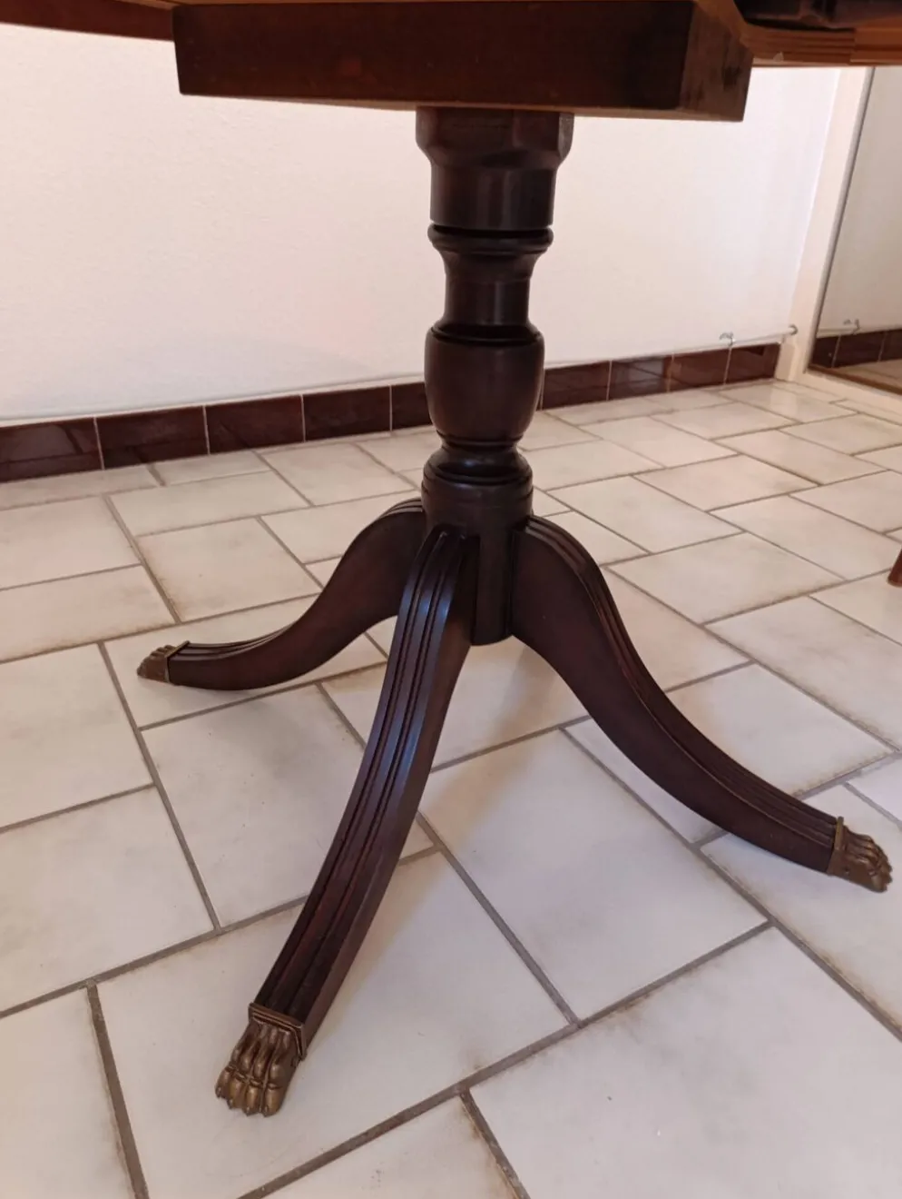 Table et chaises en bois d'acajou