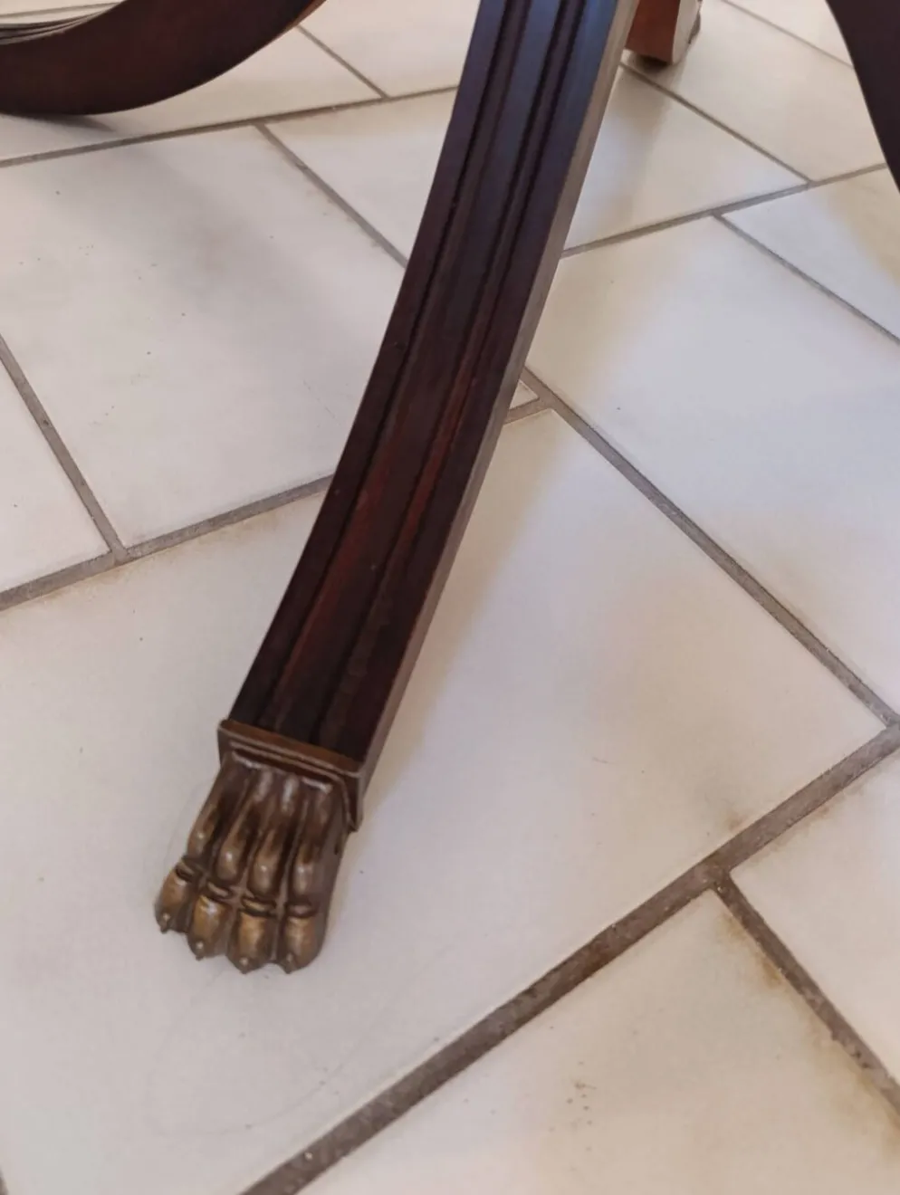 Table et chaises en bois d'acajou