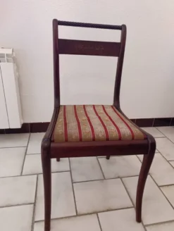 Table et chaises en bois d'acajou