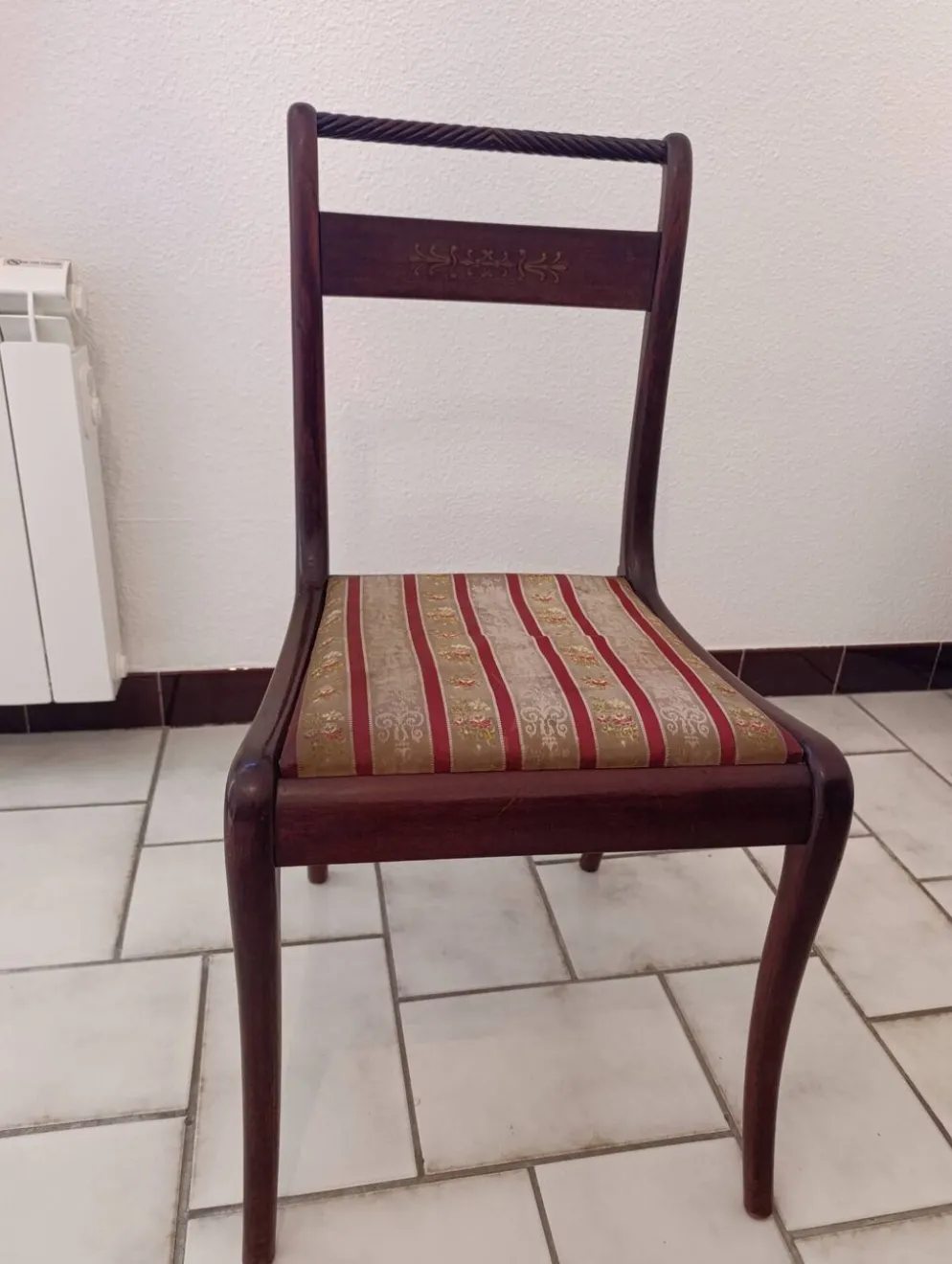 Table et chaises en bois d'acajou
