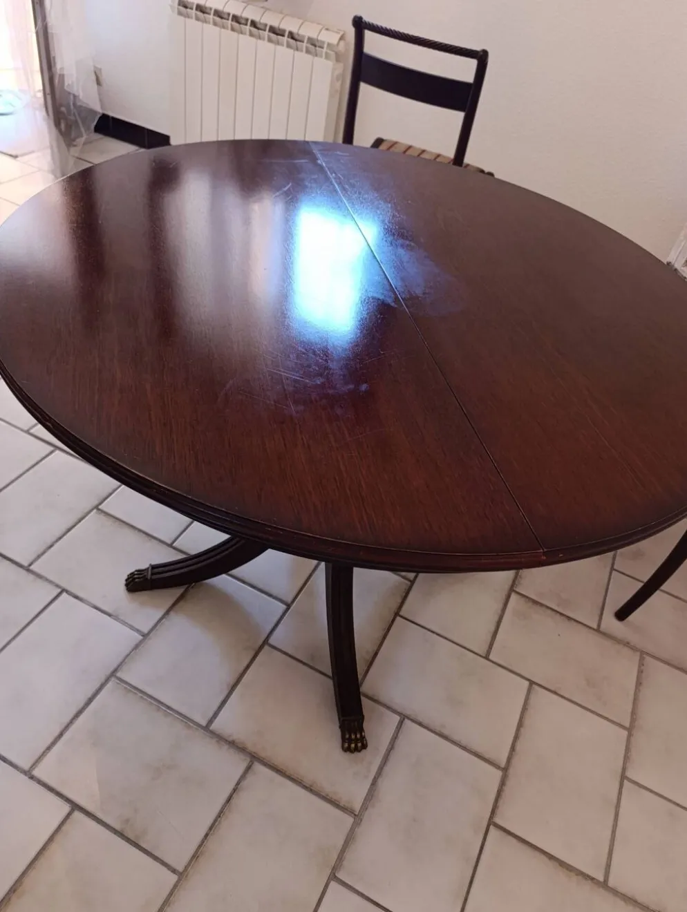 Table et chaises en bois d'acajou
