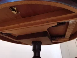 Table et chaises en bois d'acajou