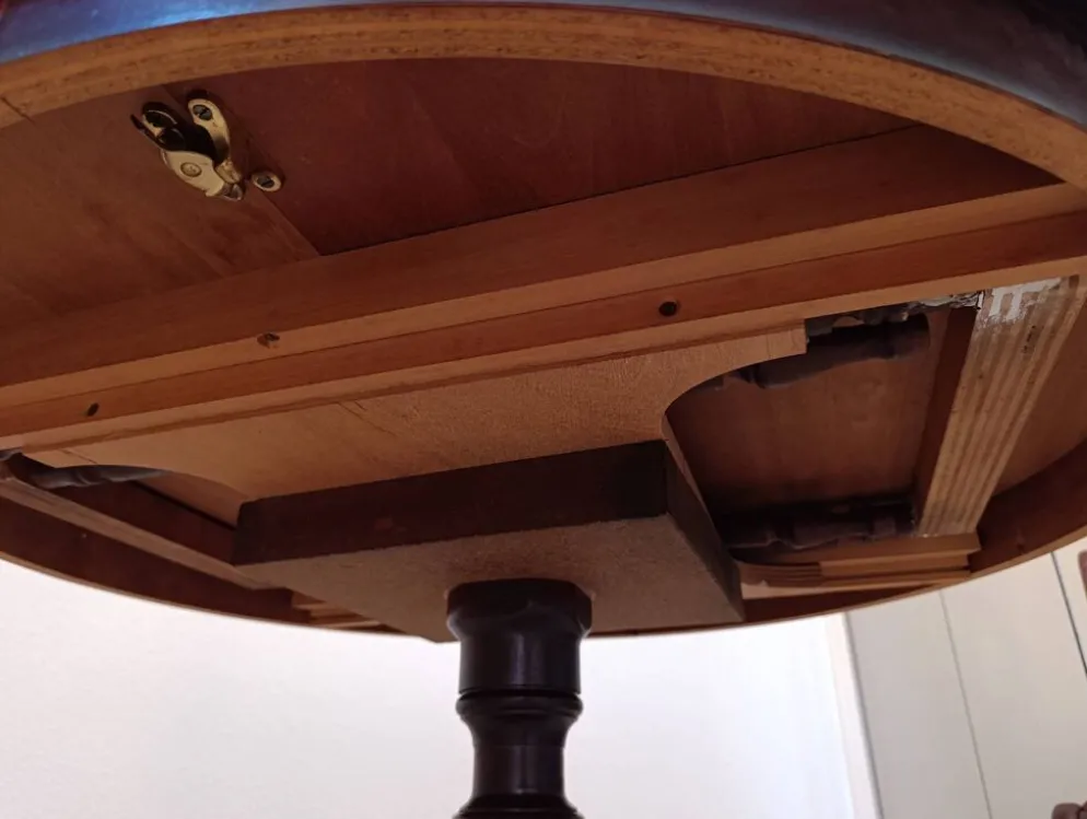Table et chaises en bois d'acajou