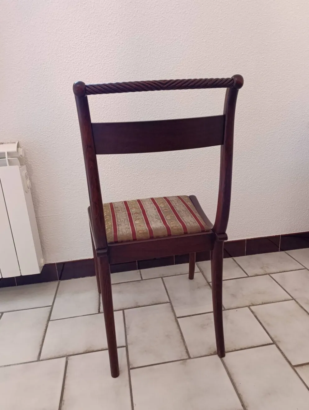 Table et chaises en bois d'acajou