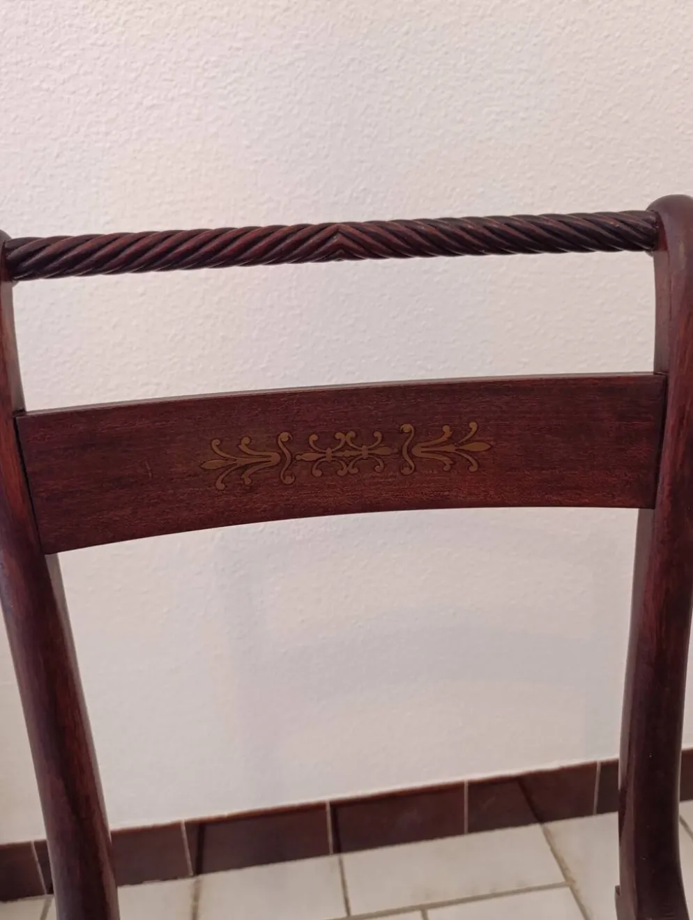 Table et chaises en bois d'acajou