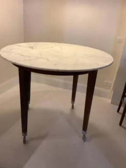 Table et 5 tabourets 