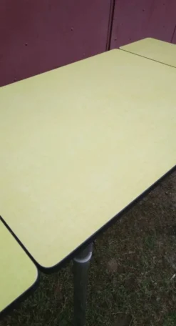 Table extensible en Formica jaune