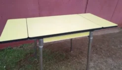 Table extensible en Formica jaune