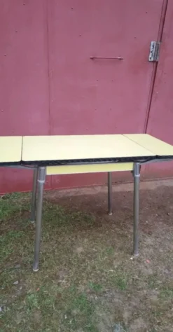 Table extensible en Formica jaune