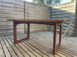 Table extensible en teck, piètement luge traîneau, style vintage