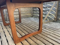 Table extensible en teck, piètement luge traîneau, style vintage