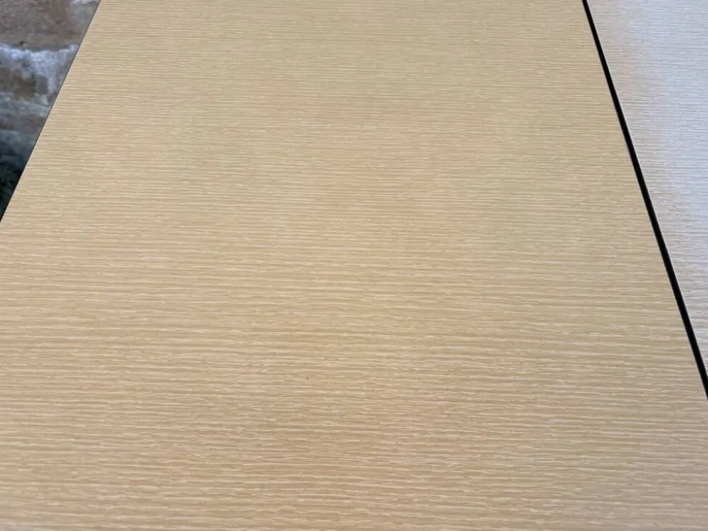 Table extensible moderniste française beige, pieds bois, circa 1955